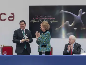 La Reina Sofía entrega el galardón al presidente Alfonso Fernández Mañueco, en presencia de Antonio Miguel Méndez Pozo La Reina Sofía entrega el galardón al presidente Alfonso Fernández Mañueco, en presencia de Antonio Miguel Méndez Pozo