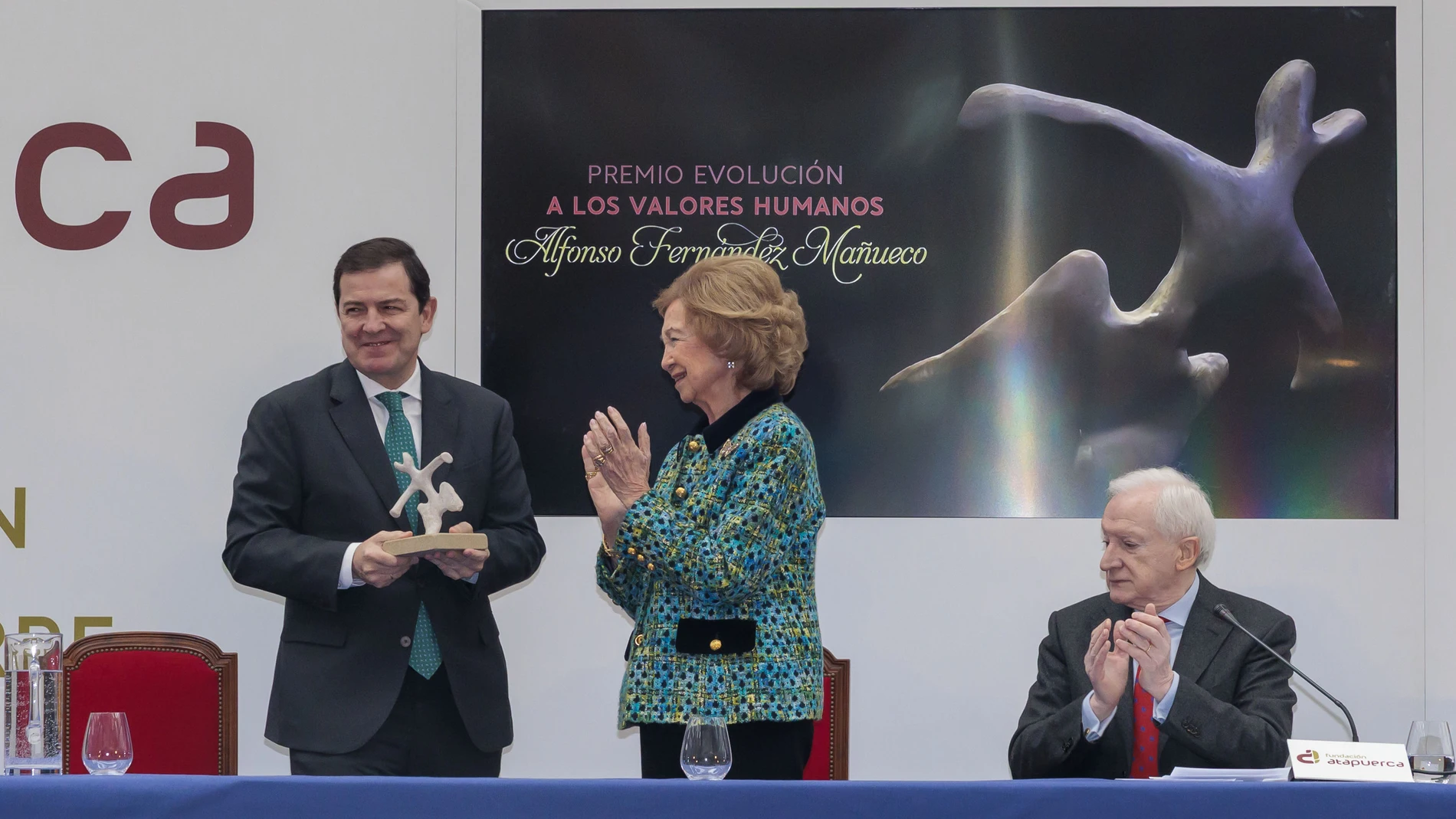 La Reina Sofía entrega el galardón al presidente Alfonso Fernández Mañueco, en presencia de Antonio Miguel Méndez Pozo