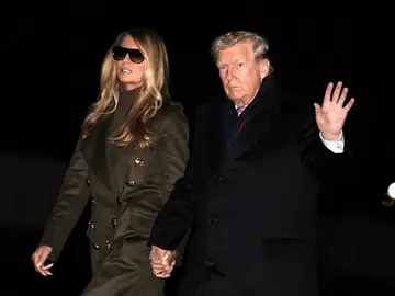 Melania y Donald Trump. WASHINGTON (USA), 01/12/2025.- US President Donald Trump (R) and First Lady Melania Trump (L) arrive at the White House in Washington, DC, USA, 30 November 2025, after celebrating the Thanksgiving holiday in Florida. EFE/EPA/YURI GRIPAS / POOL