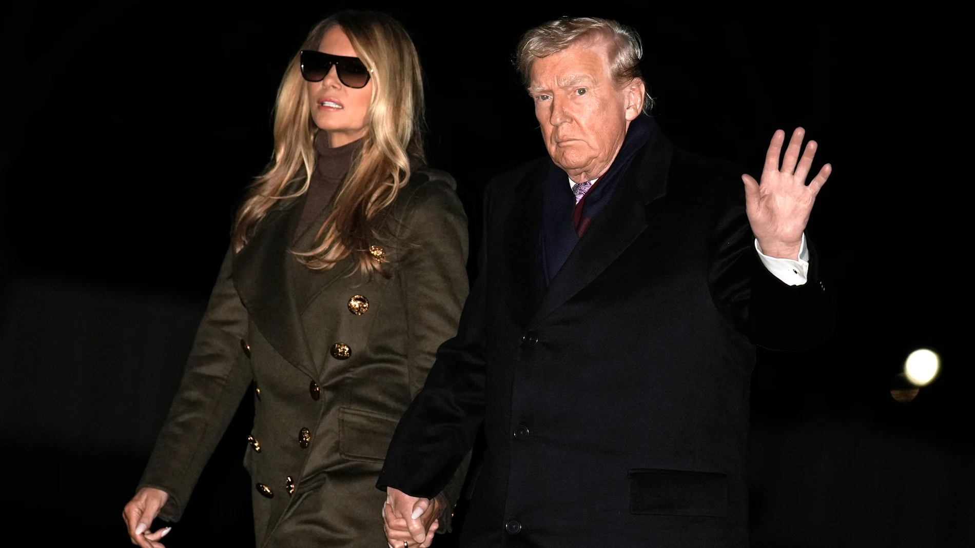 WASHINGTON (USA), 01/12/2025.- US President Donald Trump (R) and First Lady Melania Trump (L) arrive at the White House in Washington, DC, USA, 30 November 2025, after celebrating the Thanksgiving holiday in Florida. EFE/EPA/YURI GRIPAS / POOL