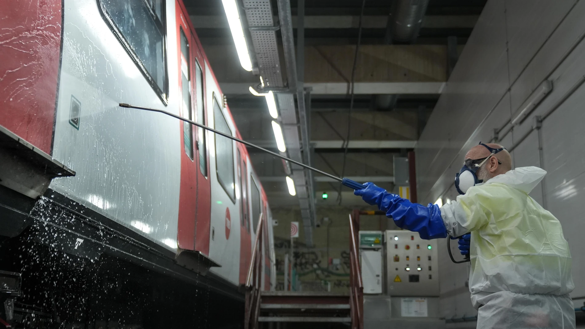 Operario de TMB limpia los vagones del Metro de Barcelona en la estación de limpieza de grafitis de Hospital de Bellvitge de la L1 DAVID ZORRAKINO - EUROPA PRESS 01/12/2025
