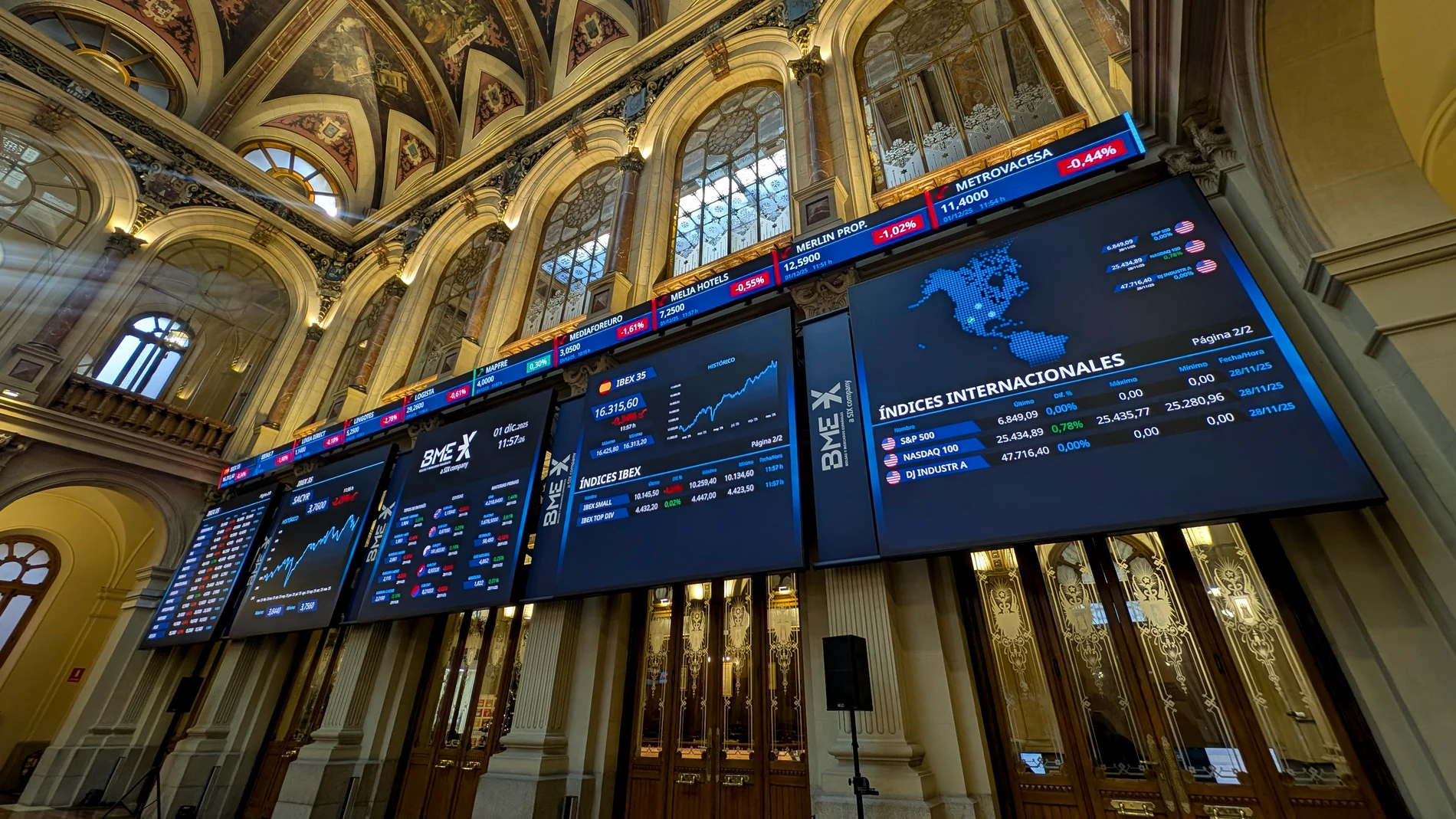 MADRID, 01/12/2025.- La Bolsa española baja el 0,12 % tras la apertura de este lunes, aunque logra mantener el nivel de los 16.300 puntos, en una jornada en la que el mercado estará pendiente de la comparecencia del presidente de la Reserva Federal (Fed), Jerome Powell, días antes de su reunión de política monetaria. EFE / Vega Alonso