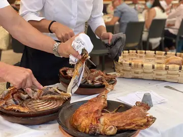 Camareros del Asador San Lorenzo de Burgos, nuevo Solete Repsol, parten unos cuartos de lechazo Camareros del Asador San Lorenzo de Burgos, nuevo Solete Repsol, parten unos cuartos de lechazo