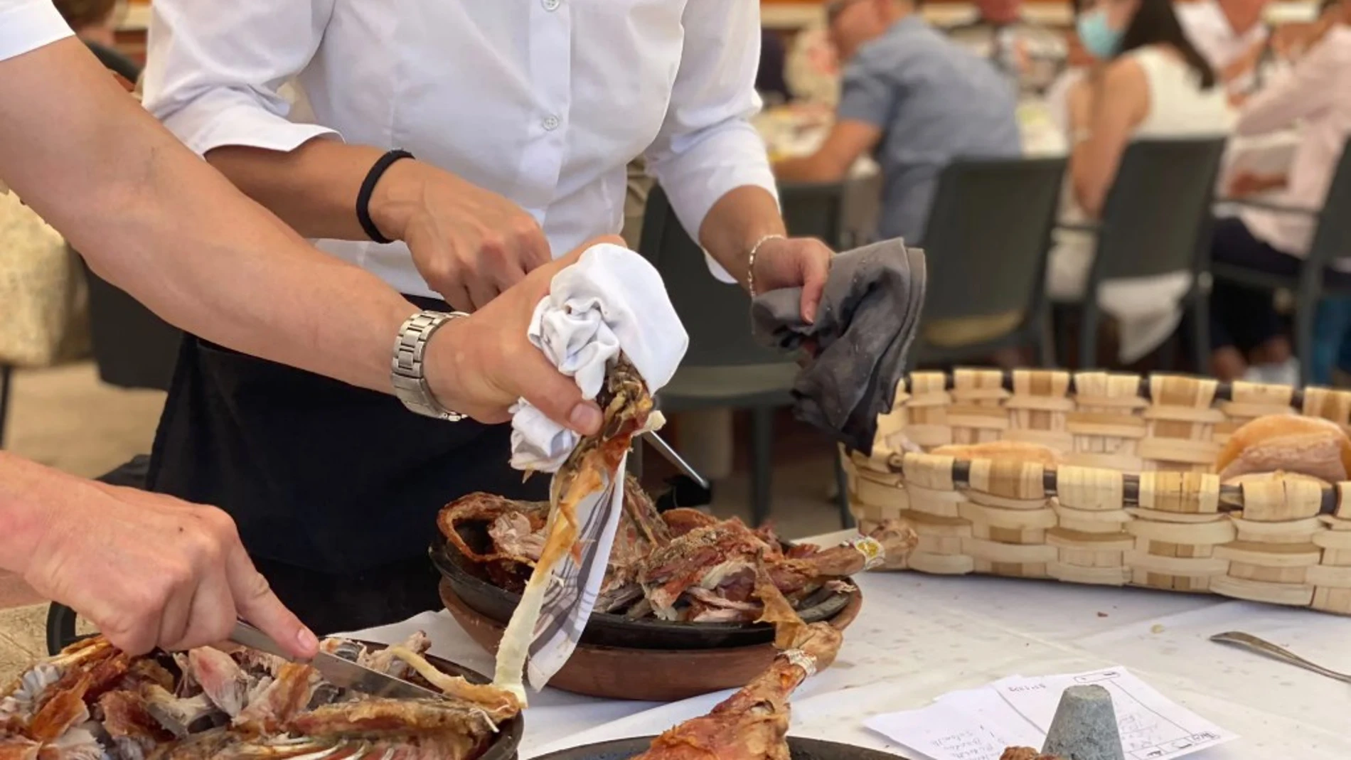 Camareros del Asador San Lorenzo de Burgos, nuevo Solete Repsol, parten unos cuartos de lechazo