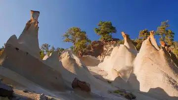 El pueblo más alto de España esconde un paisaje lunar único que deja sin palabras a quienes lo visitan El pueblo más alto de España esconde un paisaje lunar único que deja sin palabras a quienes lo visitan