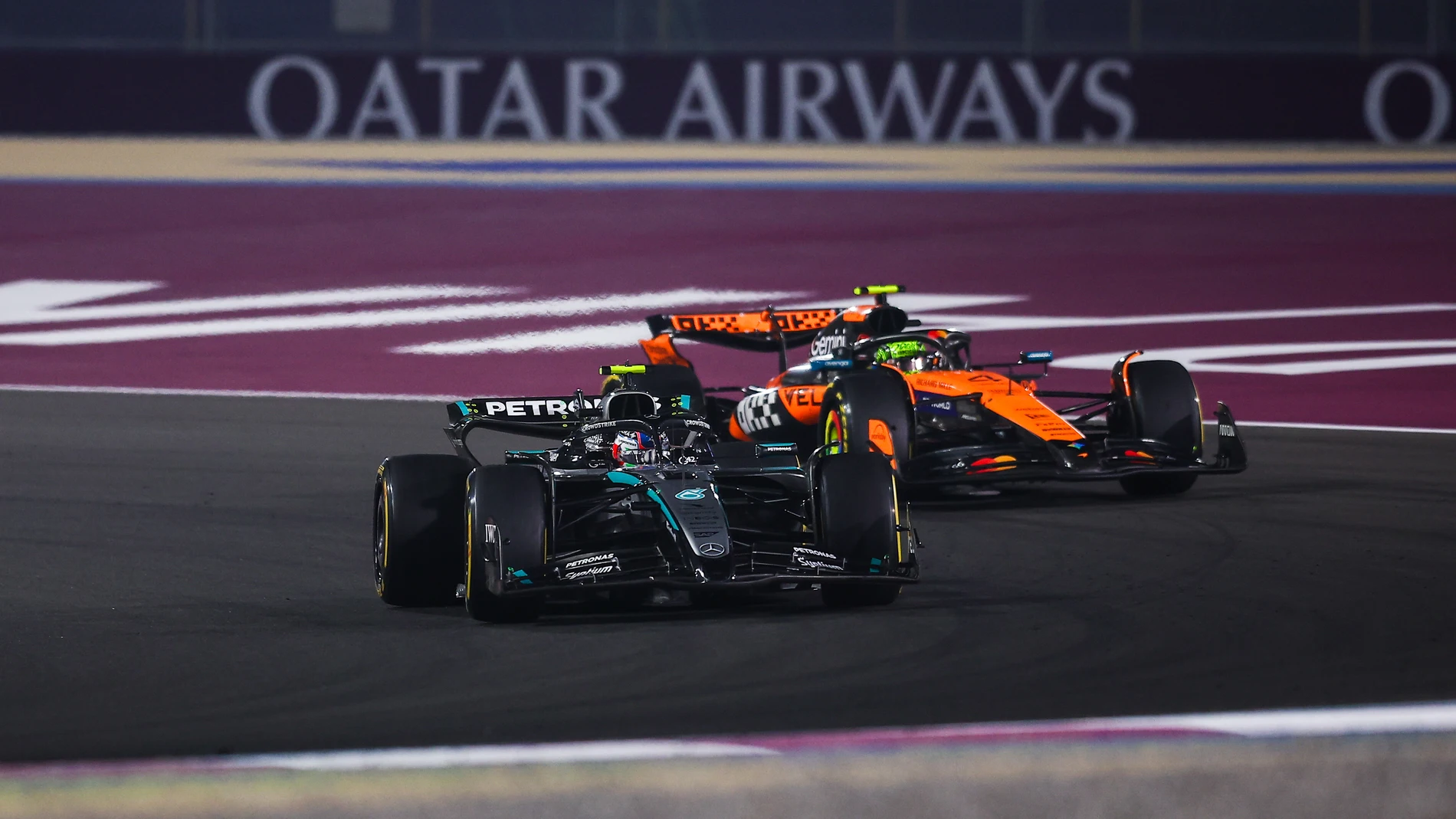 12 KIMI ANTONELLI Andrea (ita), Mercedes AMG F1 Team W16, action and 04 NORRIS Lando (gbr), McLaren F1 Team MCL39, action during the 2025 Formula 1 Qatar Grand Prix, 23th round of the 2025 FIA Formula One World Championship from November 28 to 30, 2025 on the Lusail International Circuit, in Lusail, Qatar - Photo Eric Alonso / DPPI AFP7 30/11/2025 ONLY FOR USE IN SPAIN