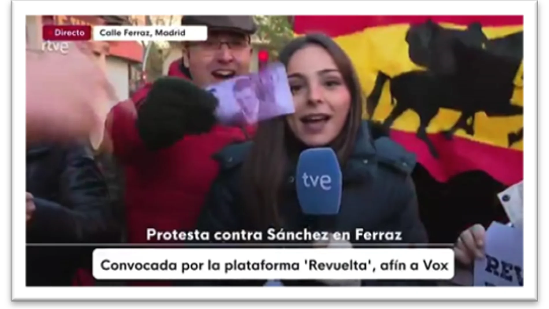 Así fue el acoso a la periodista Laura Pavía durante una protesta en Ferraz contra Pedro Sánchez