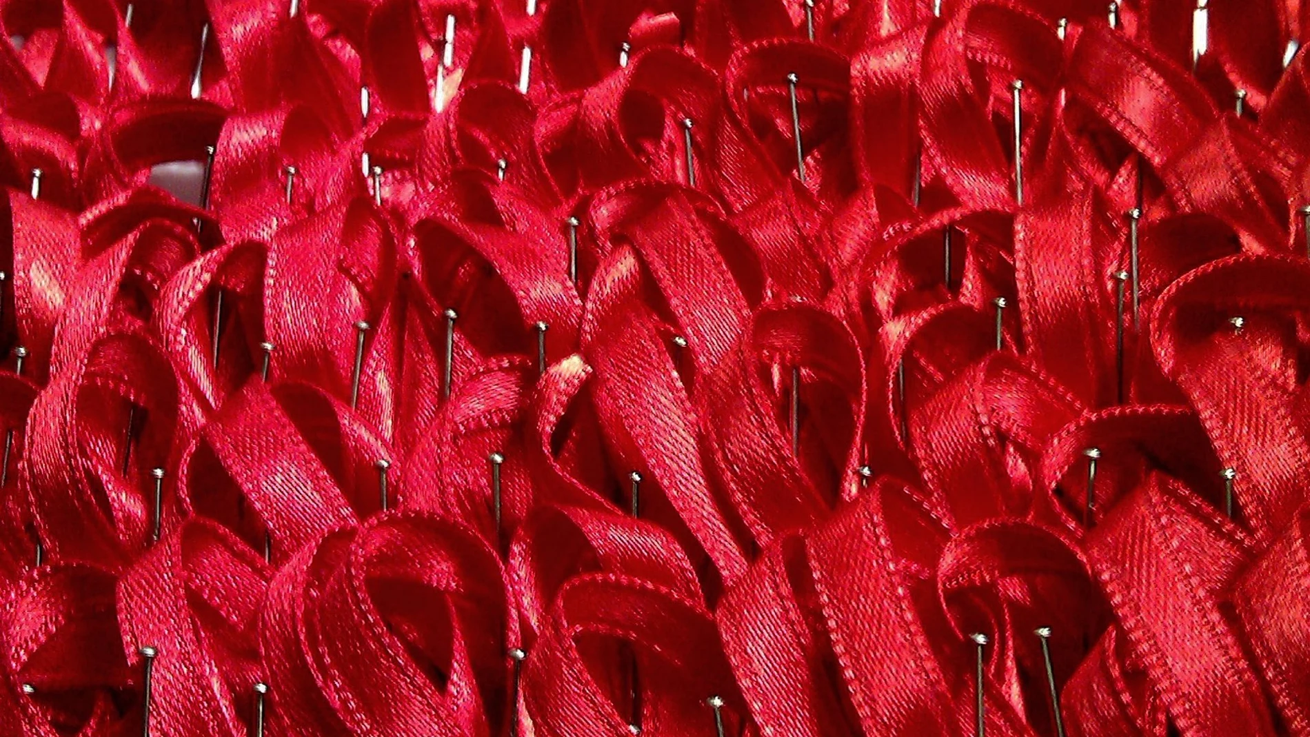 Lazos rojos contra el VIH en una foto de archivo.