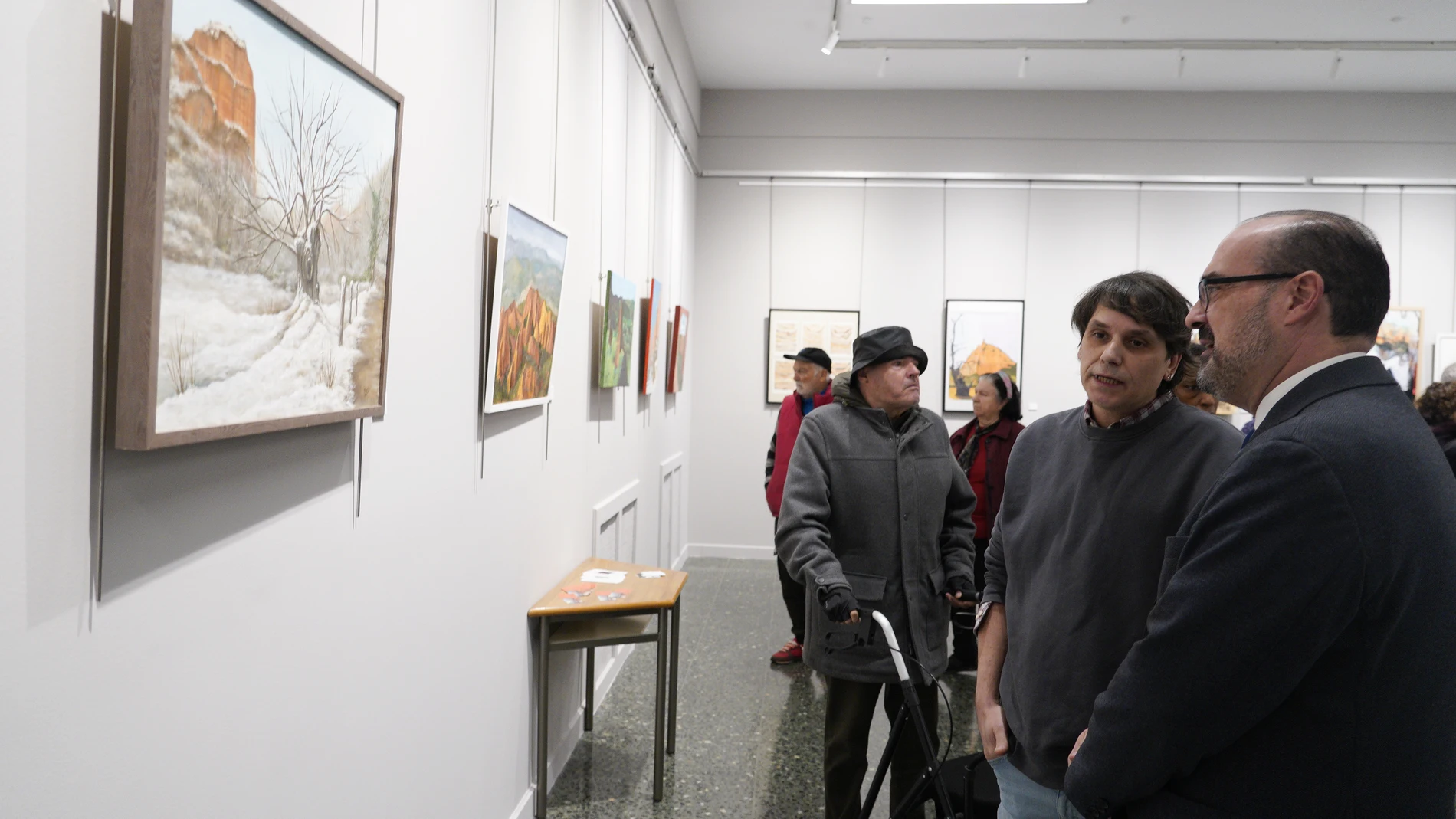El alcalde de Ponferrada, Marco Morala (D), junto al vicepresidente de la asociación de Pintores del Bierzo, Roberto Sanz (2D), durante la inauguración de la exposición dedicada a Las Médulas en la Casa de la Cultura de Ponferrada