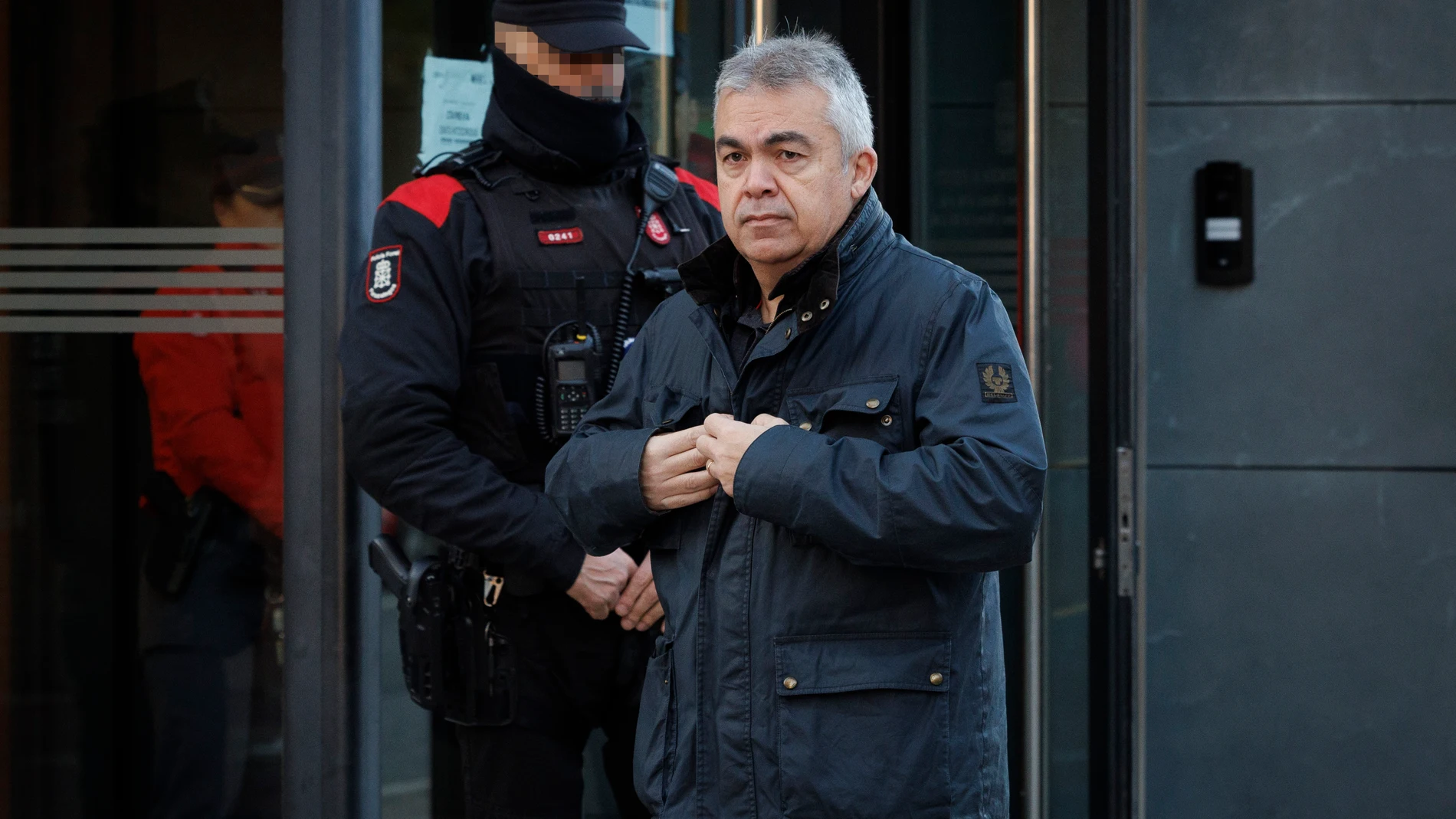 TAFALLA (NAVARRA) 01/12/2025.- El ex secretario de Organización del PSOE Santos Cerdán a su salida este lunes por primera vez al Juzgado de Primera Instancia de Tafalla para cumplir con la comparecencia quincenal impuesta por el juez del Tribunal Supremo Leopoldo Puente tras su puesta en libertad. EFE/Villar López