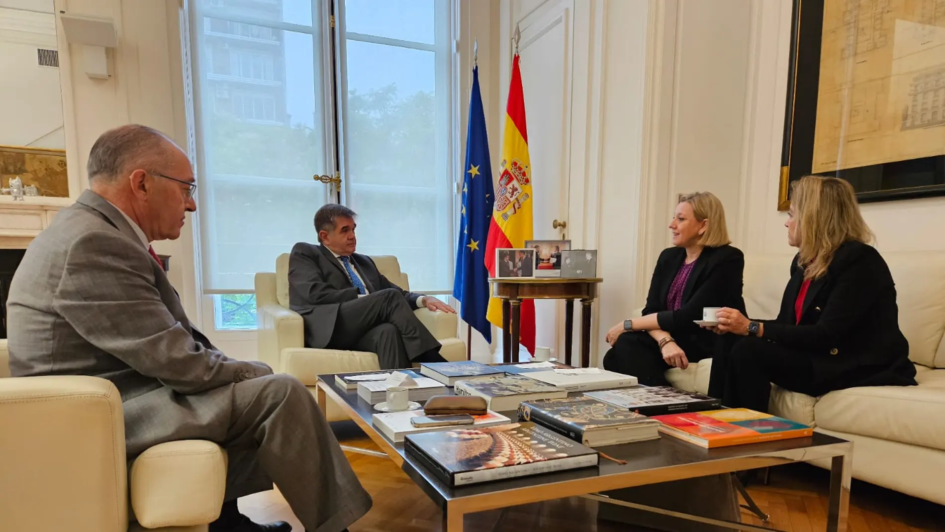 Isabel Blanco durante su reunión con el embajador de España en la República Argentina, Joaquín María de Arístegui