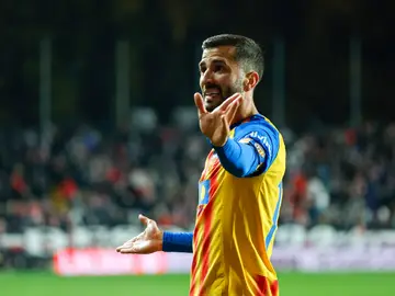 Rayo Vallecano vs. Valencia MADRID, 01/12/2025.- El defensa del Valencia José Gayá durante el partido de la jornada 14 de LaLiga que Rayo Vallecano y Valencia CF disputan hoy lunes en el estadio de Vallecas. EFE/Juanjo Martín