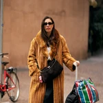 Influencer con el look de aeropuerto perfecto.