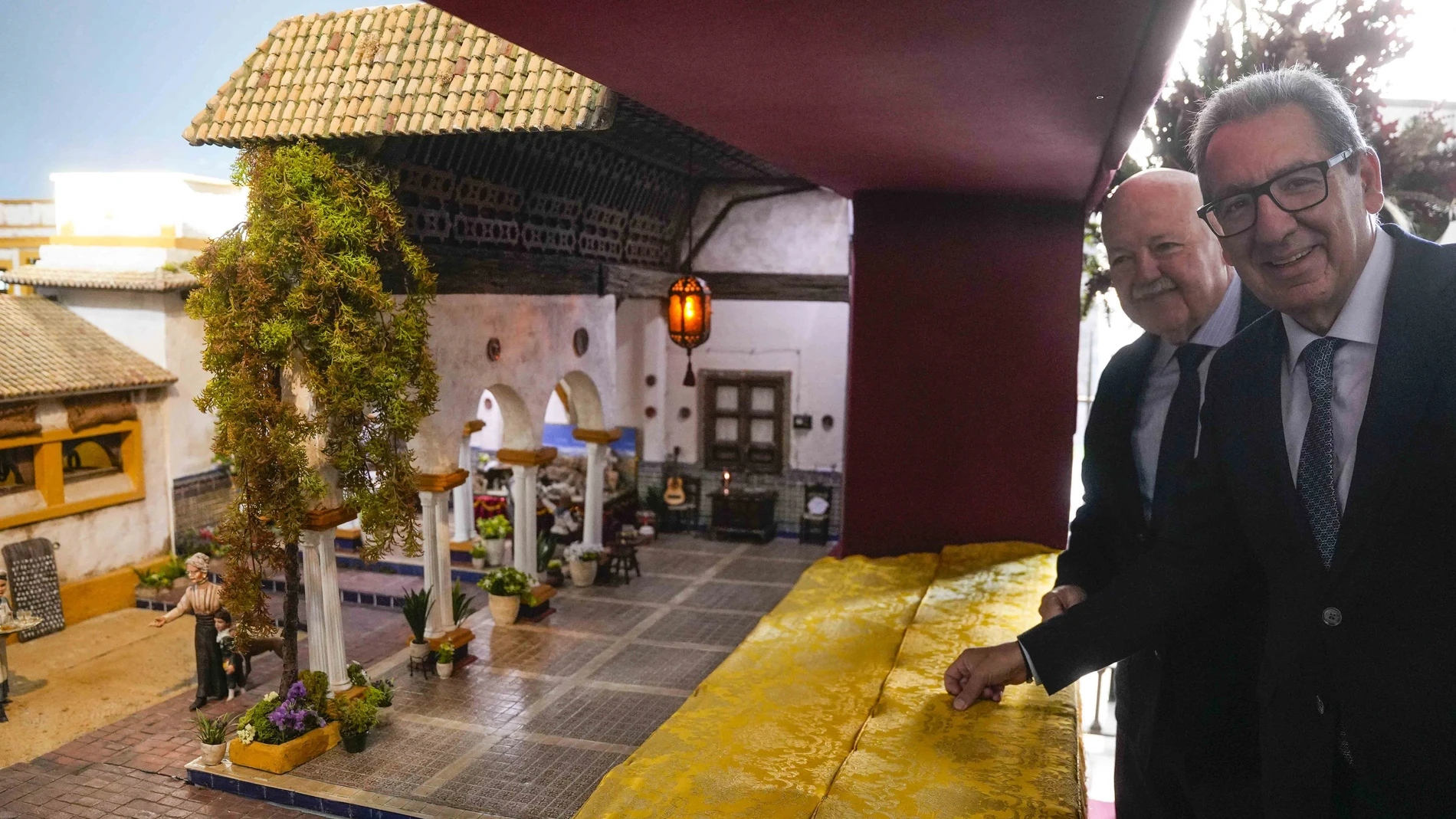 Jesús Aguirre y Antonio Pulido, frente al belén instalado en el Parlamento andaluz