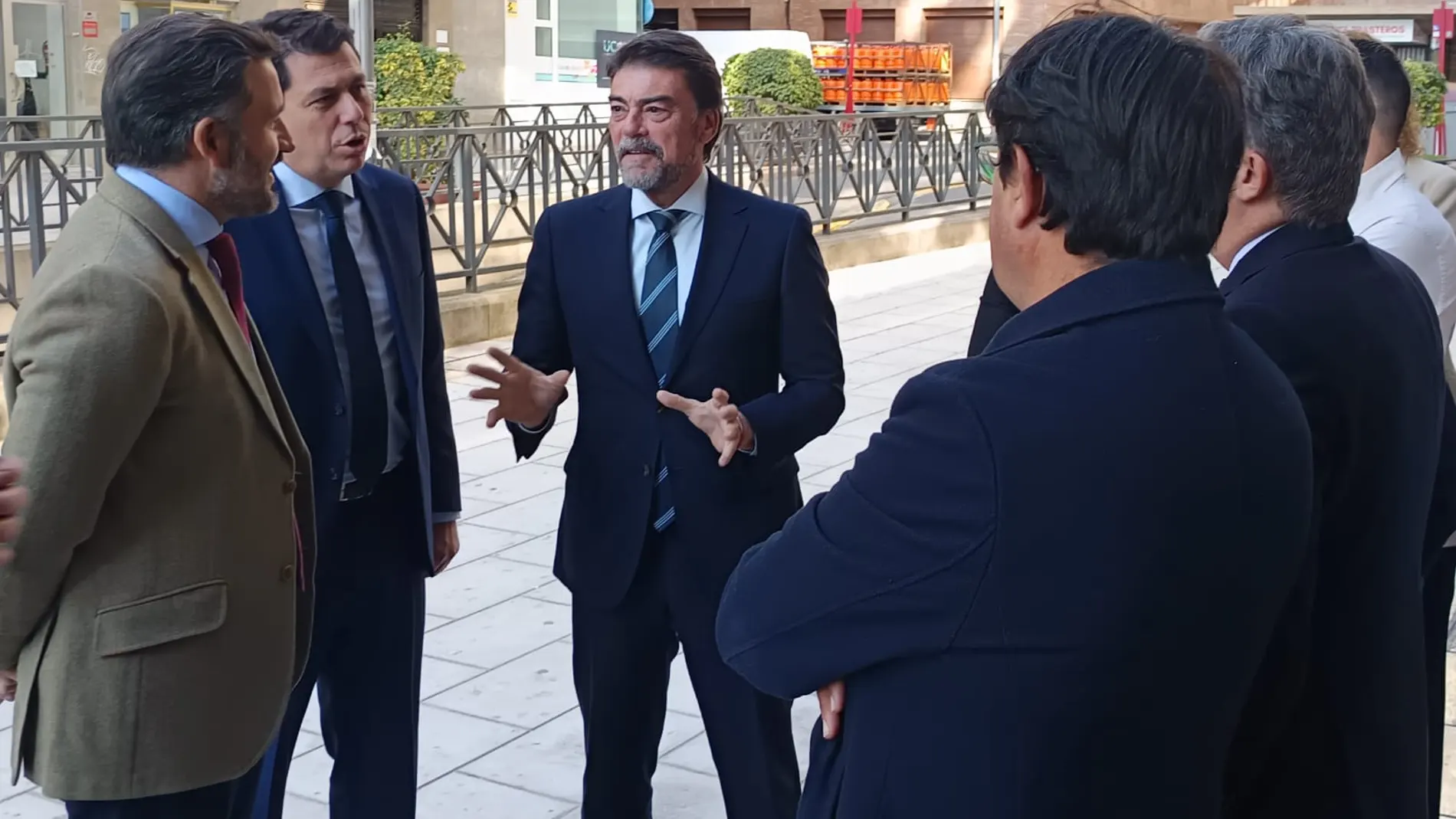El alcalde de Elche, Pablo Ruz, el presidente de CEV Alicante, César Quintanilla, y el alcalde de Alicante, Luis Barcala, hoy en la puerta de CEV en Alicante
