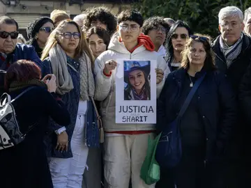 La madre de Sharit (2i), una de las dos adolescentes cuyos cuerpos sin vida aparecieron ayer en el parque de la Concordia de Jaén La madre de Sharit (2i), una de las dos adolescentes cuyos cuerpos sin vida aparecieron ayer en el parque de la Concordia de Jaén