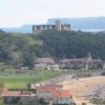 En primer término, las caballerizas y, al fondo, el Palacio de la Magdalena