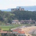 En primer término, las caballerizas y, al fondo, el Palacio de la Magdalena