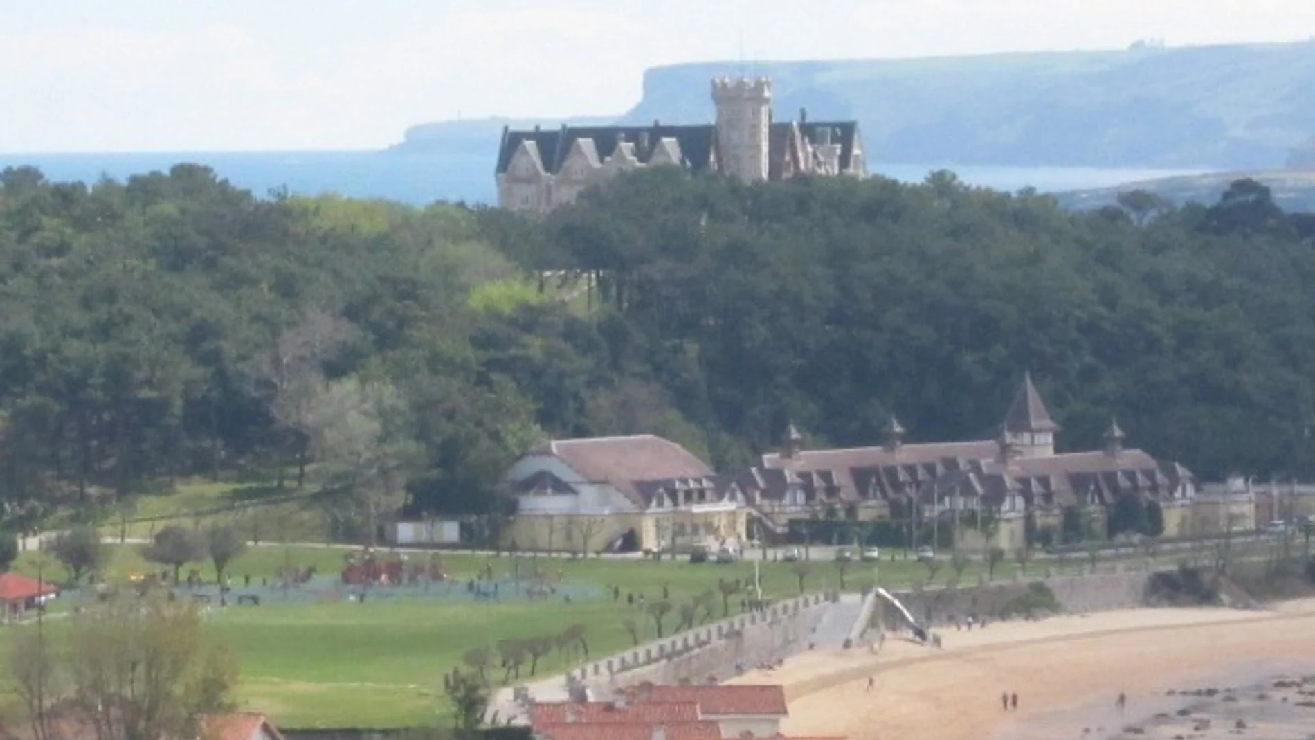 En primer término, las caballerizas y, al fondo, el Palacio de la Magdalena