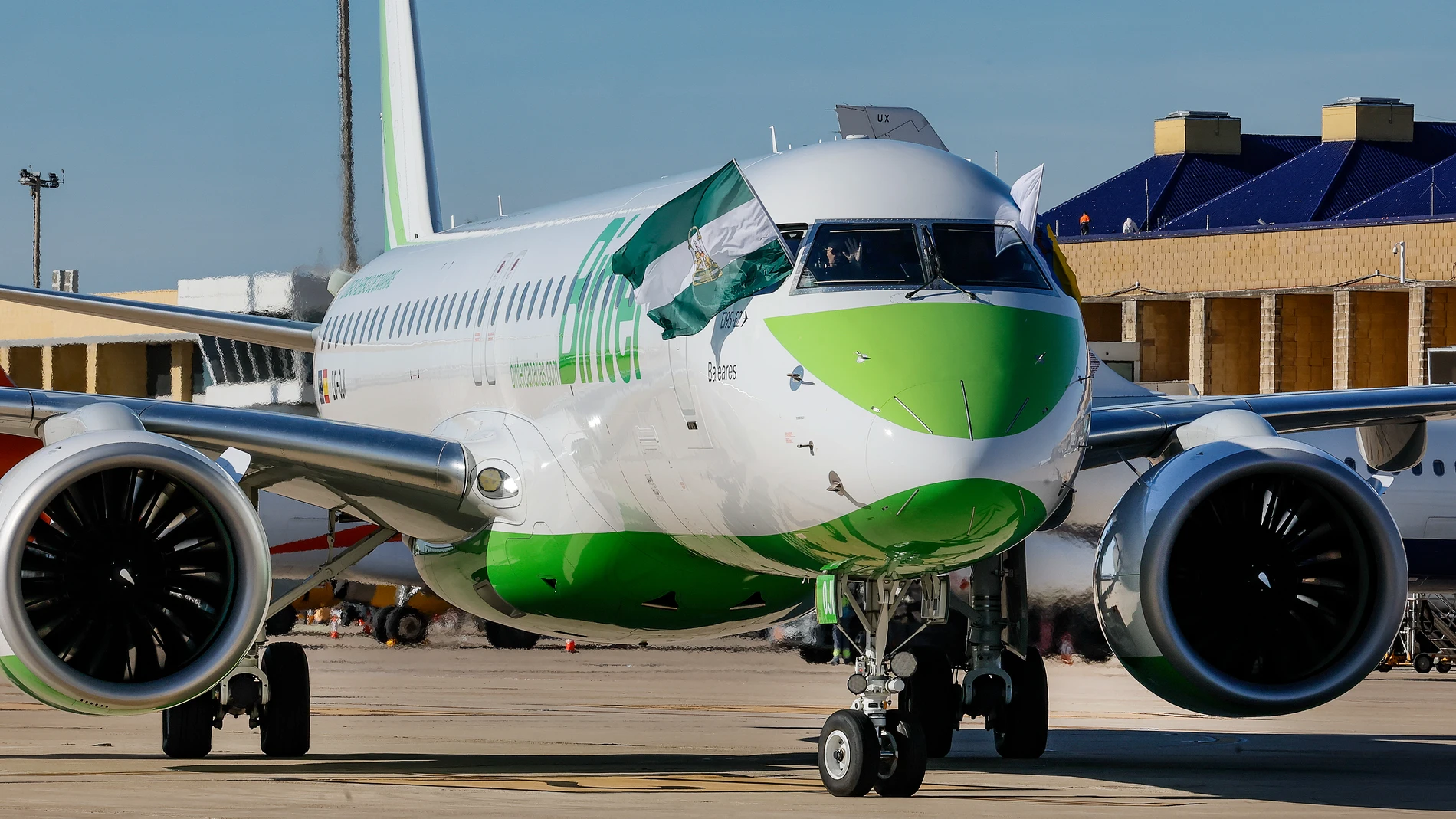 GRAFAND2330. SEVILLA, 01/12/2025.-Aterriza en el Aeropuerto de Sevilla, este lunes, el primer vuelo directo de la compañía aérea Binter con Gran Canaria, en lo que supone la presentación de la operativa de la aerolínea con Canarias, en la que se establecerán 10 frecuencias semanales con vuelos directos con Gran Canaria y Tenerife. EFE /José Manuel Vidal