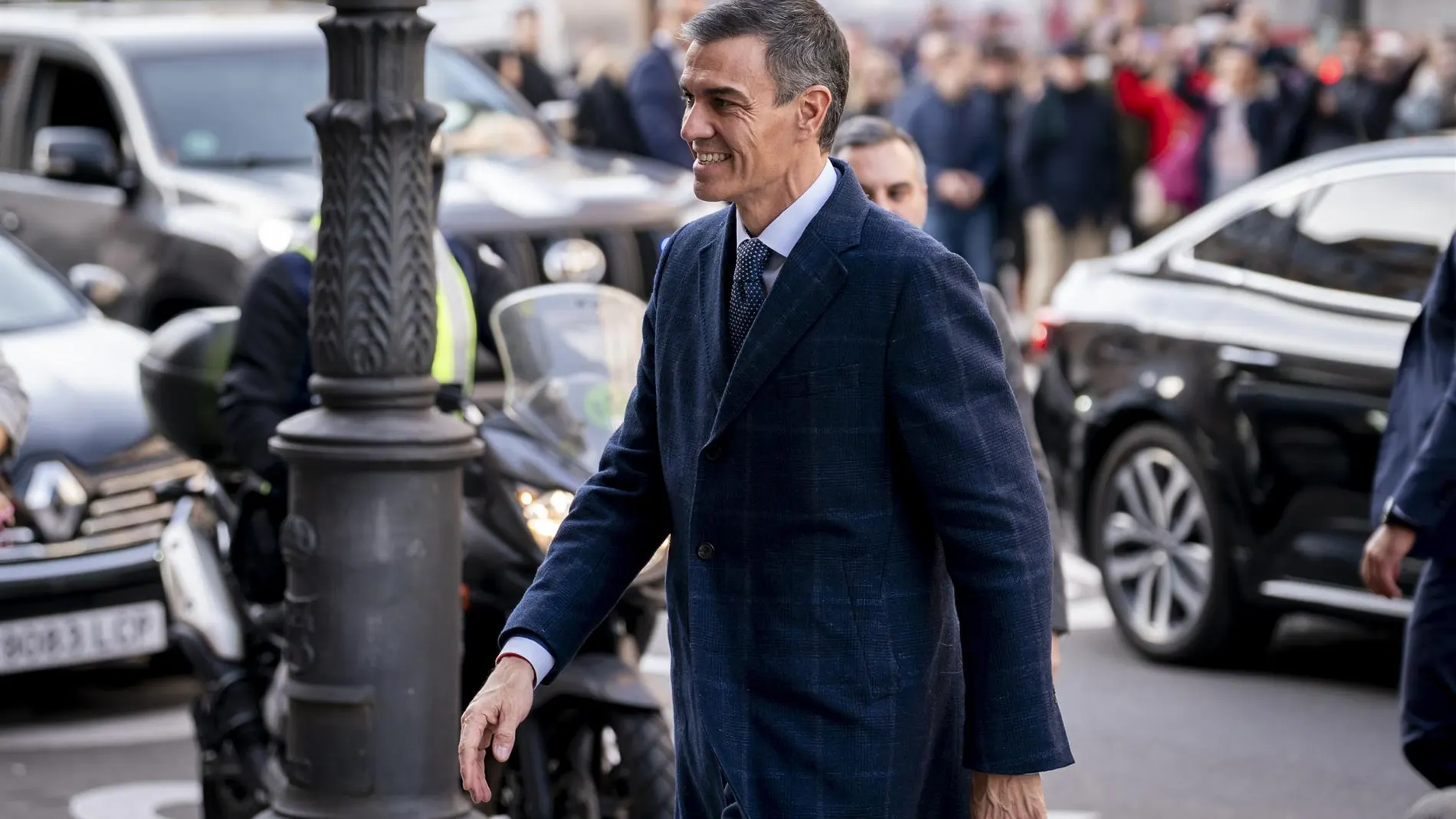 AMP.- Pedro Sánchez será entrevistado este martes en el programa 'Cafè d'idees', de TVE, y en 'El Món' de RAC1