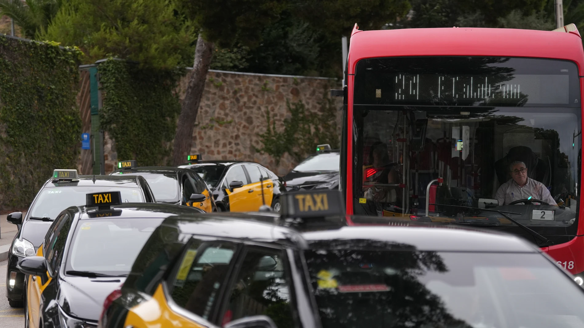 Parada de taxis y autobuses en el Park Güell de Barcelona