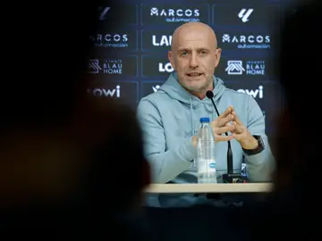 El entrenador Julián Calero se despide del Levante GRAFCVA998. VALENCIA, 01/12/2025.- El entrenador Julián Calero durante la rueda de prensa para despedirse del Levante tras ser destituido después de perder el sábado en su campo con el Athletic Club en la cuarta derrota consecutiva del equipo y encontrarse en puestos de descenso. EFE/Ana Escobar