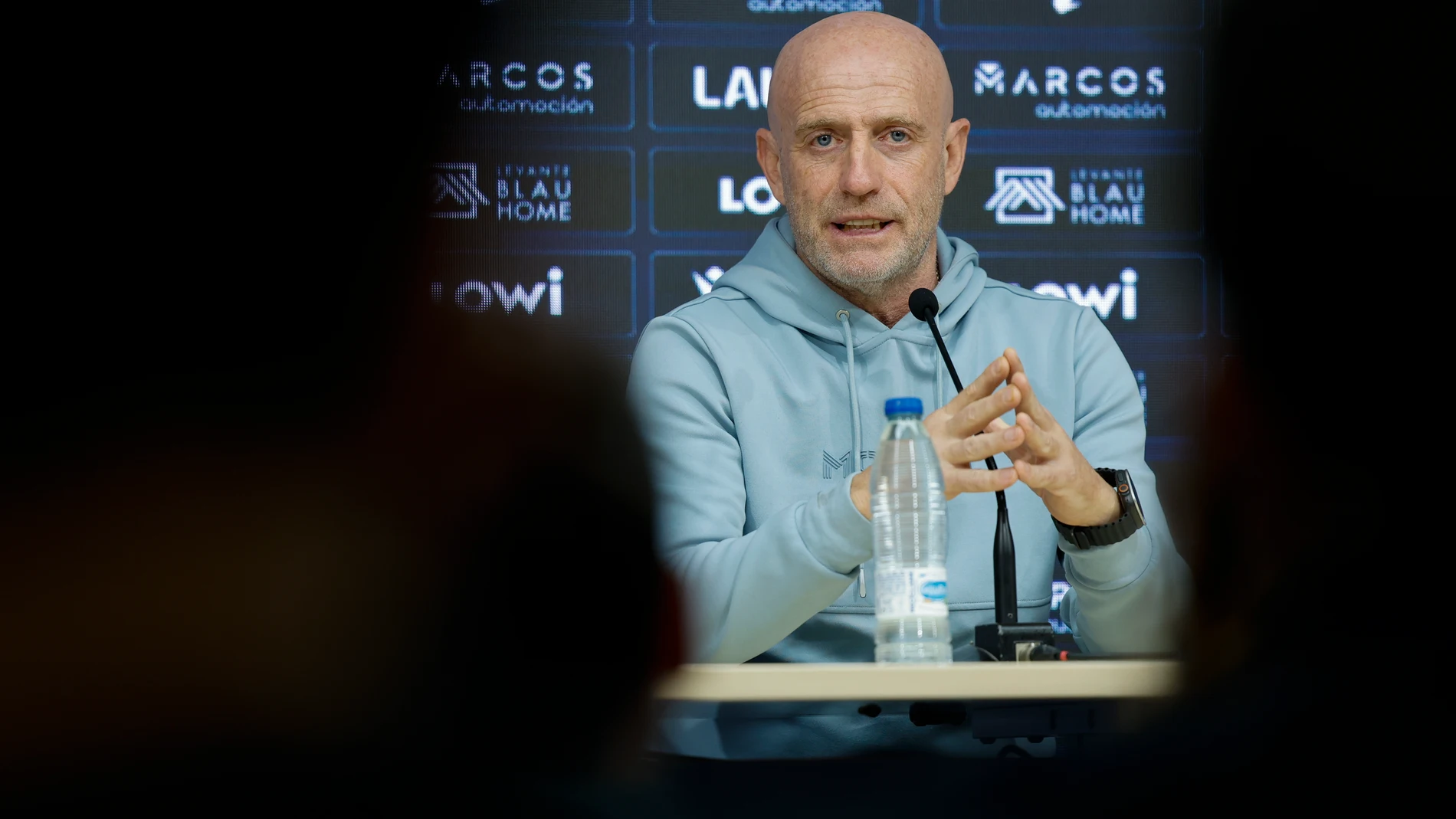 GRAFCVA998. VALENCIA, 01/12/2025.- El entrenador Julián Calero durante la rueda de prensa para despedirse del Levante tras ser destituido después de perder el sábado en su campo con el Athletic Club en la cuarta derrota consecutiva del equipo y encontrarse en puestos de descenso. EFE/Ana Escobar