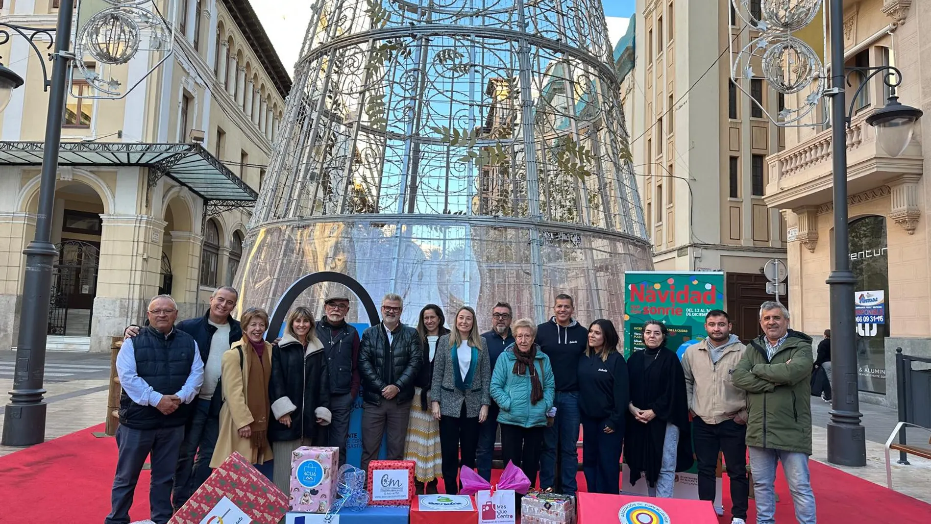 Hoy se ha presentado la campaña de Navidad de los barrios de Alicante en la Avenida de la Constitución