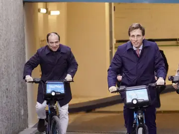 Almeida y Carabante en el hub de movilidad sostenible de Plaza de España Almeida y Carabante en el hub de movilidad sostenible de Plaza de España