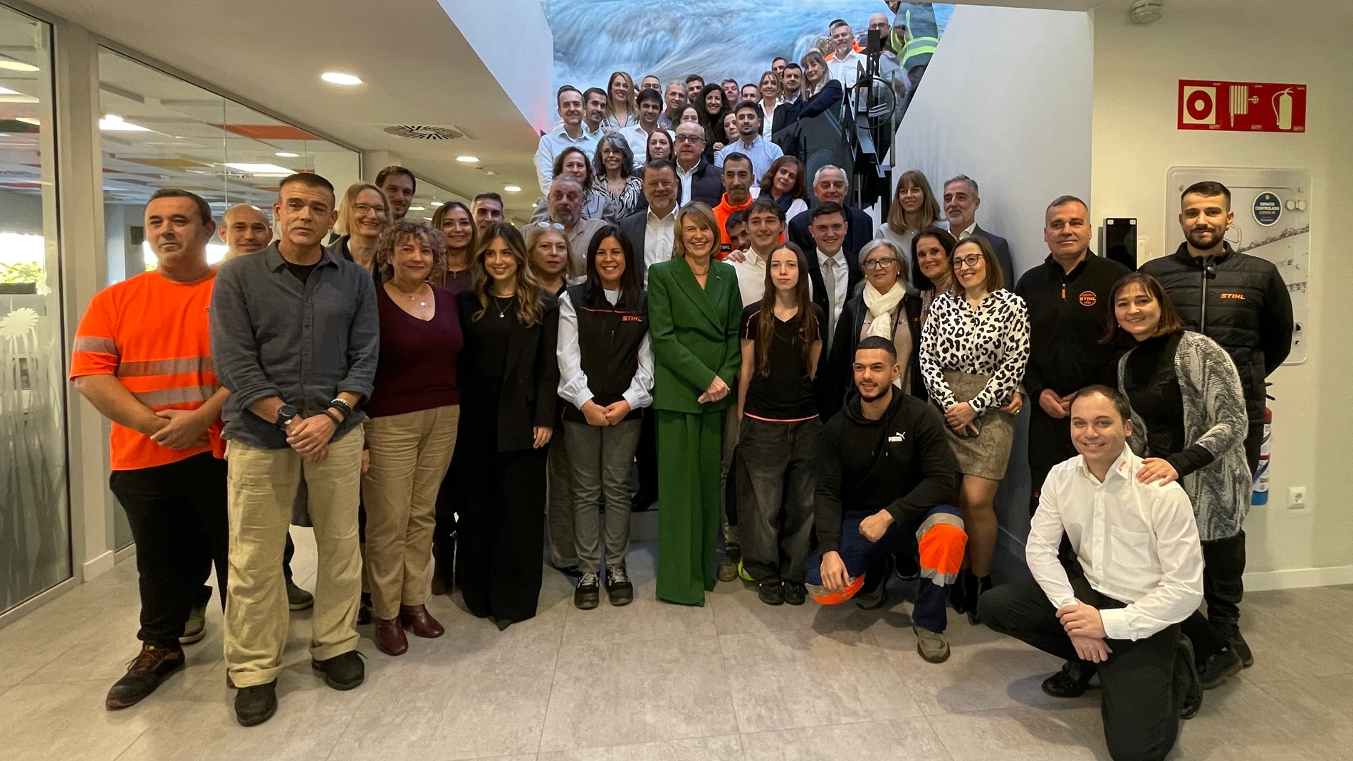 La primera dama alemana, Elke Büdenbender, en el centro, durante la visita