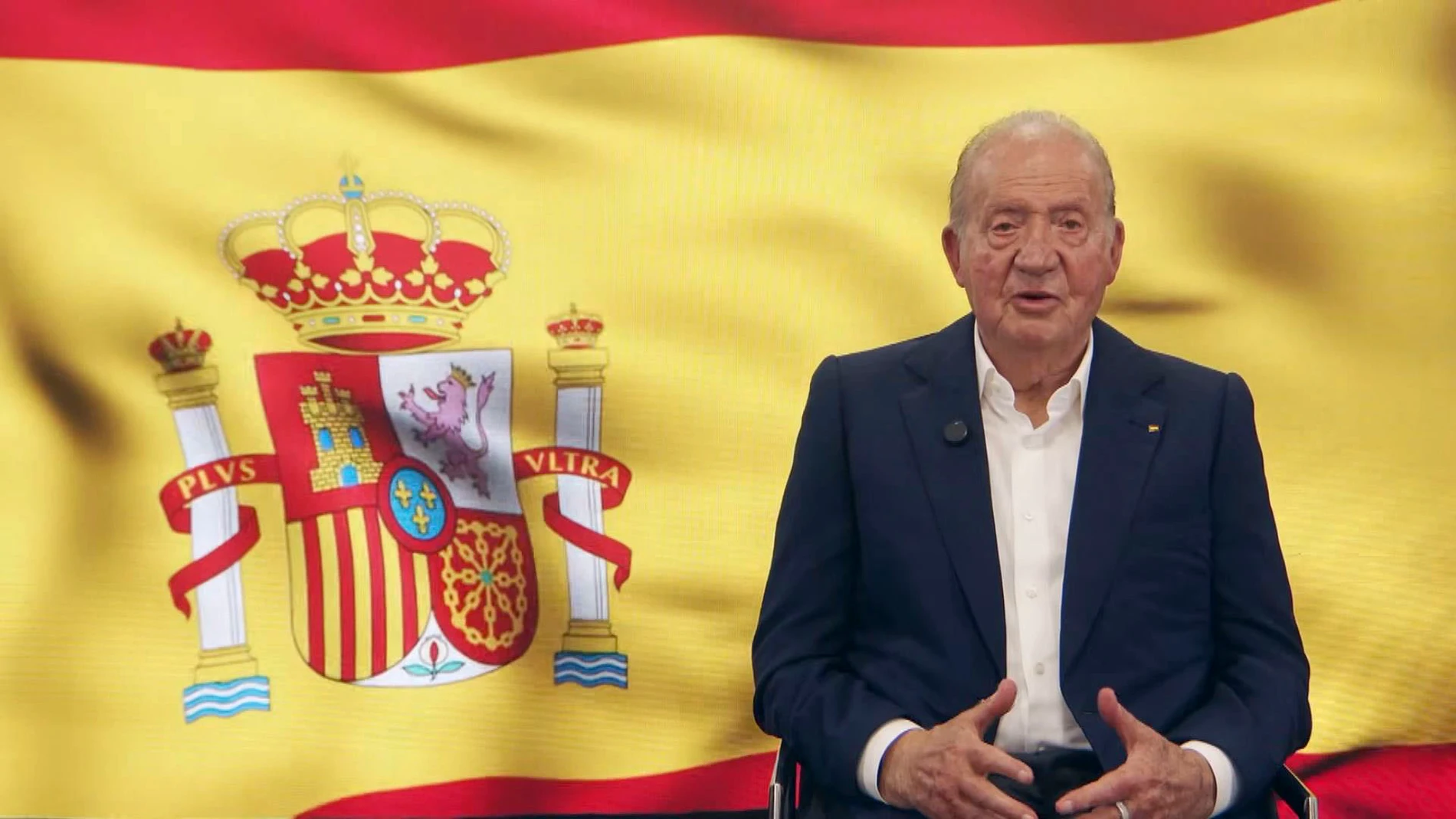 Madrid, 01/12/2025.- El Juan Carlos I ha difundido este lunes un vídeo en el que se dirige a los jóvenes para pedirles que apoyen a su hijo, el rey Felipe VI. En el breve vídeo, que desde esta mañana circula por las redes sociales y que puede reproducirse desde la plataforma Youtube, el rey emérito aparece solo, sentado en una silla, con una gran bandera nacional ondeando detrás de él y sin ninguna mención al momento ni el lugar en el que fue grabado. EFE/Youtube -SOLO USO EDITORIAL/SOLO DISP...