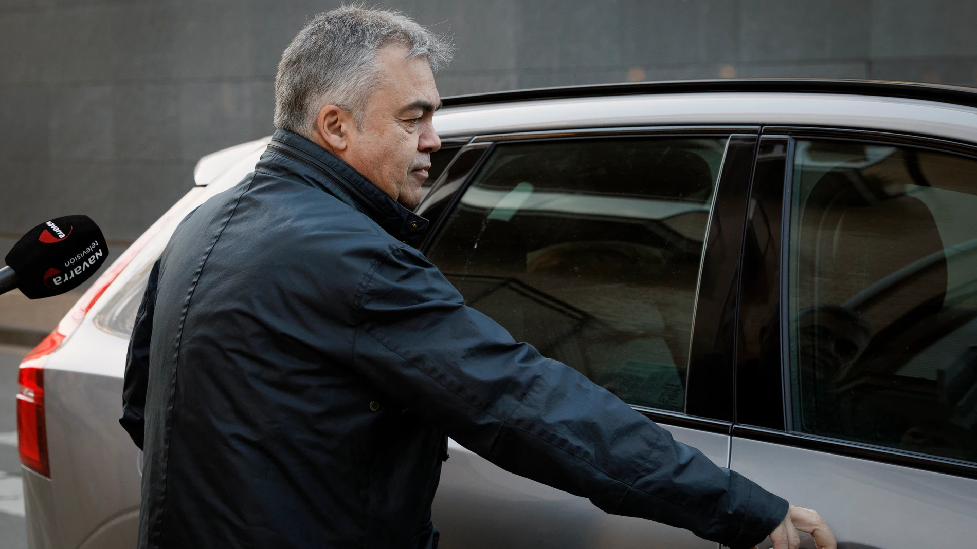 TAFALLA (NAVARRA) 01/12/2025.- El ex secretario de Organización del PSOE Santos Cerdán a su salida este lunes por primera vez al Juzgado de Primera Instancia de Tafalla para cumplir con la comparecencia quincenal impuesta por el juez del Tribunal Supremo Leopoldo Puente tras su puesta en libertad. EFE/Villar López