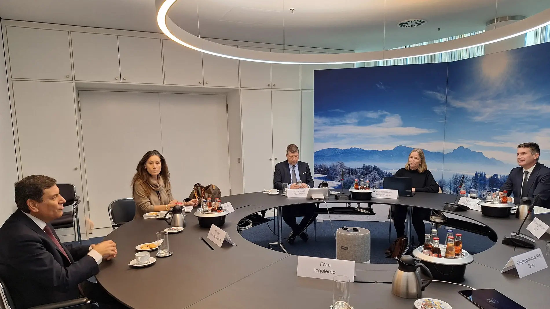 Ell consejero de Economía y Hacienda, Carlos Fernández Carriedo, mantiene una reunión con el ministro de Baviera de asuntos europeos e internacional Eric Beisswenger, en Alemania