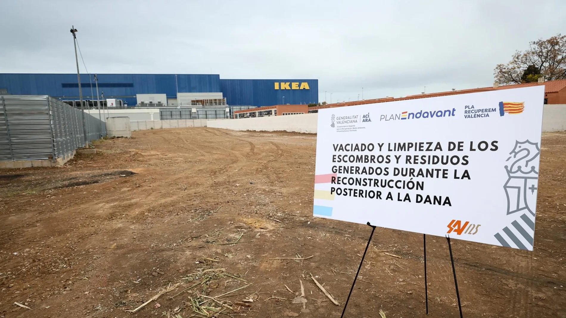 Clausuran el solar de punto de escombros de la dana frente a Ikea en Alfafar