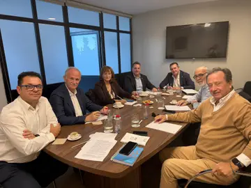 21D.- La coalición regionalista Juntos por Extremadura Levanta plantea medidas para un "impulso industrial inmediato" El candidato de la coalición regionalista Juntos por Extremadura Levanta, Raúl González, en el encuentro mantenido con representantes de la COEPCA y del Círculo REMITIDA / HANDOUT por JUNTOS POR EXTREMADURA LEVANTA Fotografía remitida a medios de comunicación exclusivamente para ilustrar la noticia a la que hace referencia la imagen, y citando la procedencia de la imagen en la firma 01/12/2025