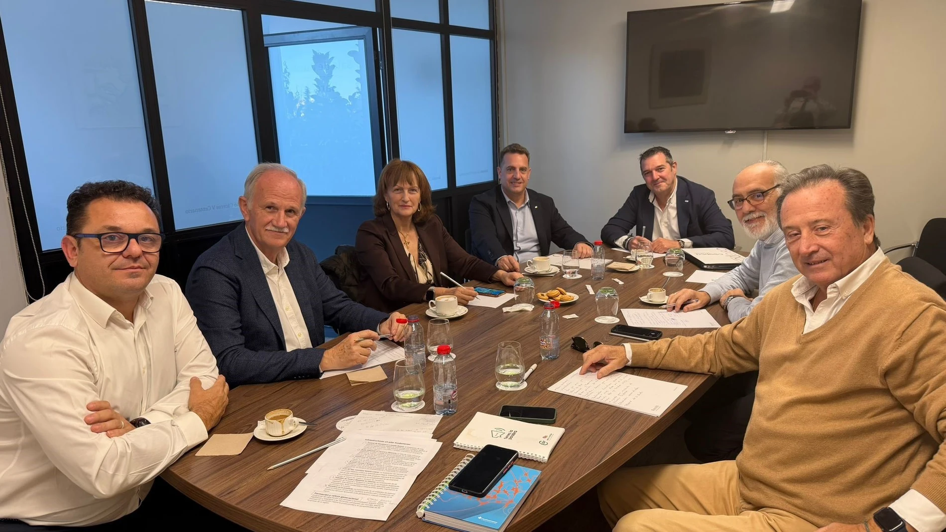 El candidato de la coalición regionalista Juntos por Extremadura Levanta, Raúl González, en el encuentro mantenido con representantes de la COEPCA y del Círculo REMITIDA / HANDOUT por JUNTOS POR EXTREMADURA LEVANTA Fotografía remitida a medios de comunicación exclusivamente para ilustrar la noticia a la que hace referencia la imagen, y citando la procedencia de la imagen en la firma 01/12/2025