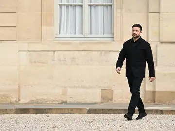 Zelenski apunta a reuniones en Europa para cerrar filas en el proceso de paz y pide garantías de seguridad December 1, 2025, Paris, Ile-De-France (Region, France: The President of the Republic, Emmanuel Macron, welcomed the President of Ukraine, Volodymyr Zelensky, to the ÉlysAe Palace on 1 December 2025. Europa Press/Contacto/Julien Mattia 01/12/2025 ONLY FOR USE IN SPAIN