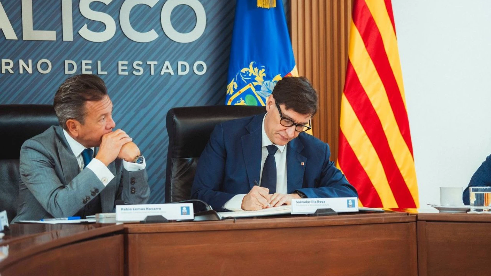 El presidente de la Generalitat, Salvador Illa, y el gobernador del estado mexicano de Jalisco, Pablo Lemus, en una reunión en Guadalajara (México) REMITIDA / HANDOUT por GOVERN Fotografía remitida a medios de comunicación exclusivamente para ilustrar la noticia a la que hace referencia la imagen, y citando la procedencia de la imagen en la firma 01/12/2025