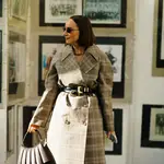 Influencer con botas estilo Chelsea.