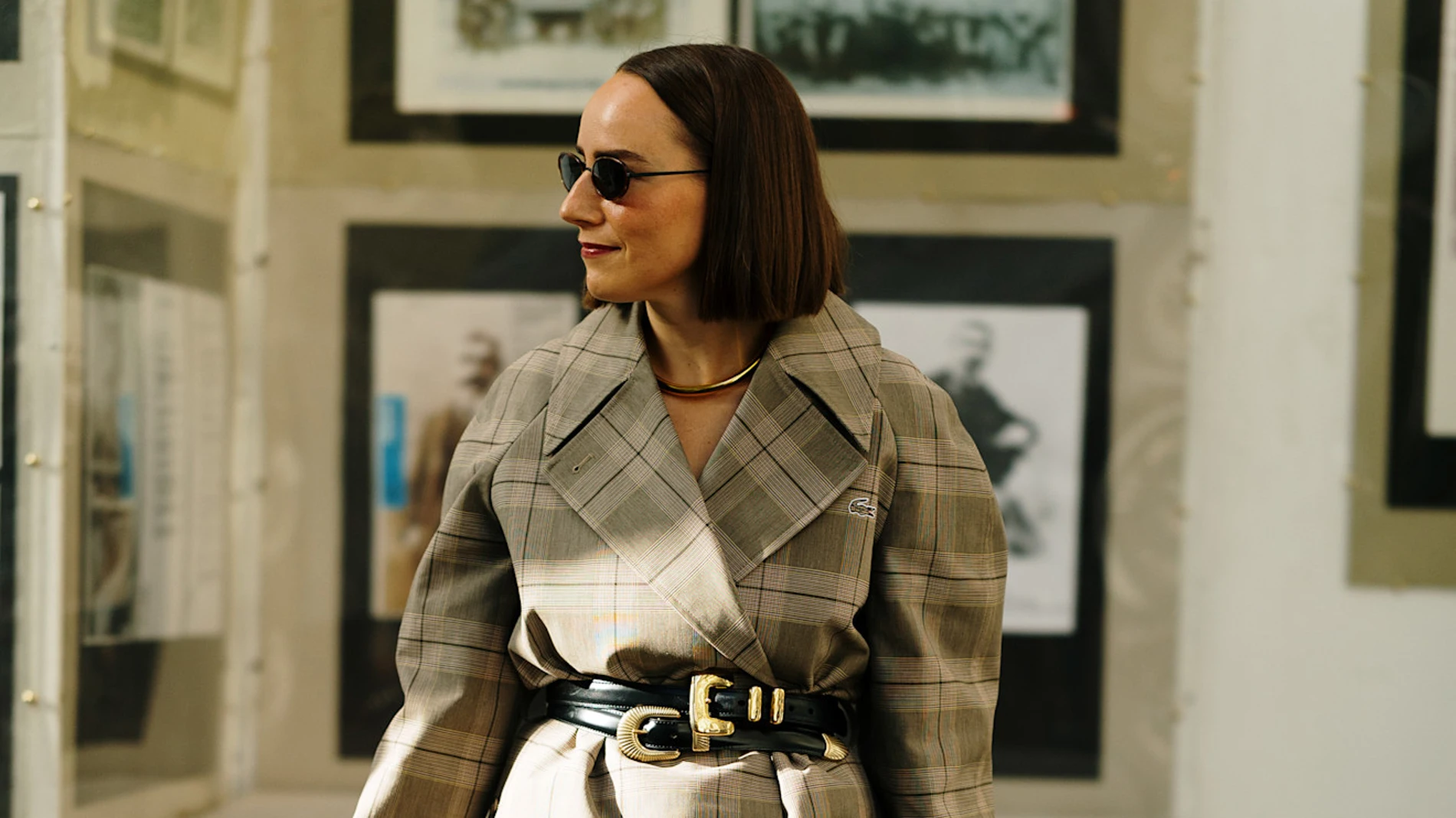 Influencer con botas estilo Chelsea.