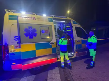 Sucesos.-Muere una mujer tras ser agredida con un arma blanca y un hombre precipitado desde una azotea en Torrejón Sanitarios del Summa 112 REMITIDA / HANDOUT por EMERGENCIAS MADRID Fotografía remitida a medios de comunicación exclusivamente para ilustrar la noticia a la que hace referencia la imagen, y citando la procedencia de la imagen en la firma 01/12/2025