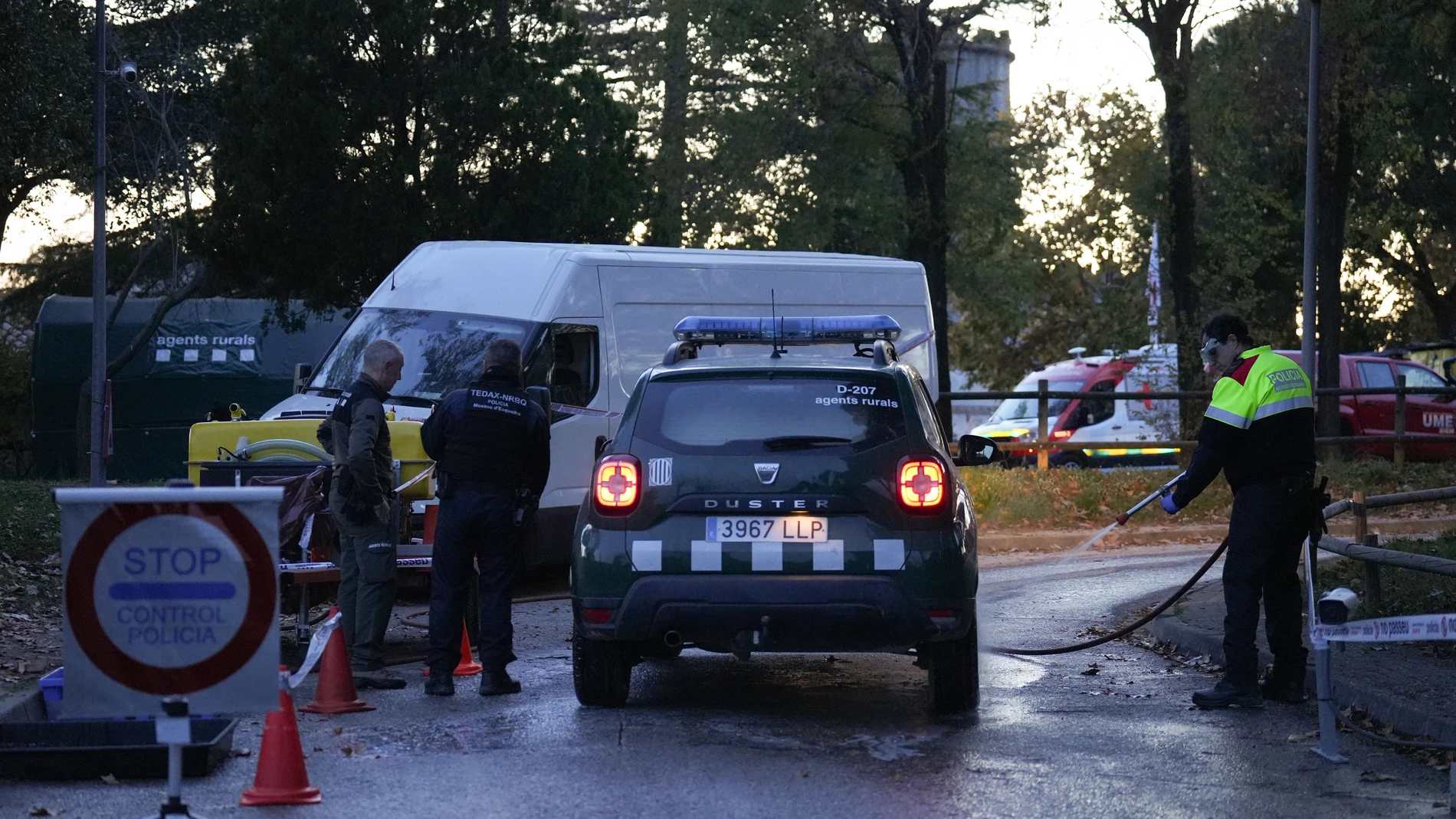 Limpieza de los vehículos de los Agents Rurals de la Generalitat de Catalunya, a 1 de diciembre de 2025, en Barcelona, Catalunya (España). España ha vuelto a registrar casos de peste porcina africana, una enfermedad que no se detectaba en el país desde su erradicación en 1994. El foco actual se sitúa en la sierra de Collserola (Barcelona), donde han aparecido muertos 14 jabalíes, lo que ha llevado a la Generalitat a imponer medidas restrictivas para frenar el avance del virus y a requerir el ...