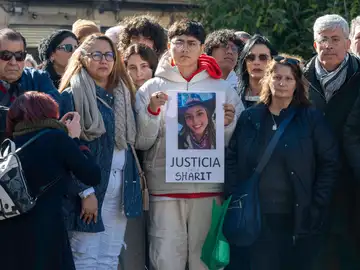 La madre de Sharit (2i), una de las dos adolescentes cuyos cuerpos sin vida aparecieron ayer en el parque de la Concordia de Jaén, junto a varios familiares durante el minuto de silencio que este lunes ha secundado el Ayuntamiento jiennense a sus puertas La madre de Sharit (2i), una de las dos adolescentes cuyos cuerpos sin vida aparecieron ayer en el parque de la Concordia de Jaén, junto a varios familiares durante el minuto de silencio que este lunes ha secundado el Ayuntamiento jiennense a sus puertas