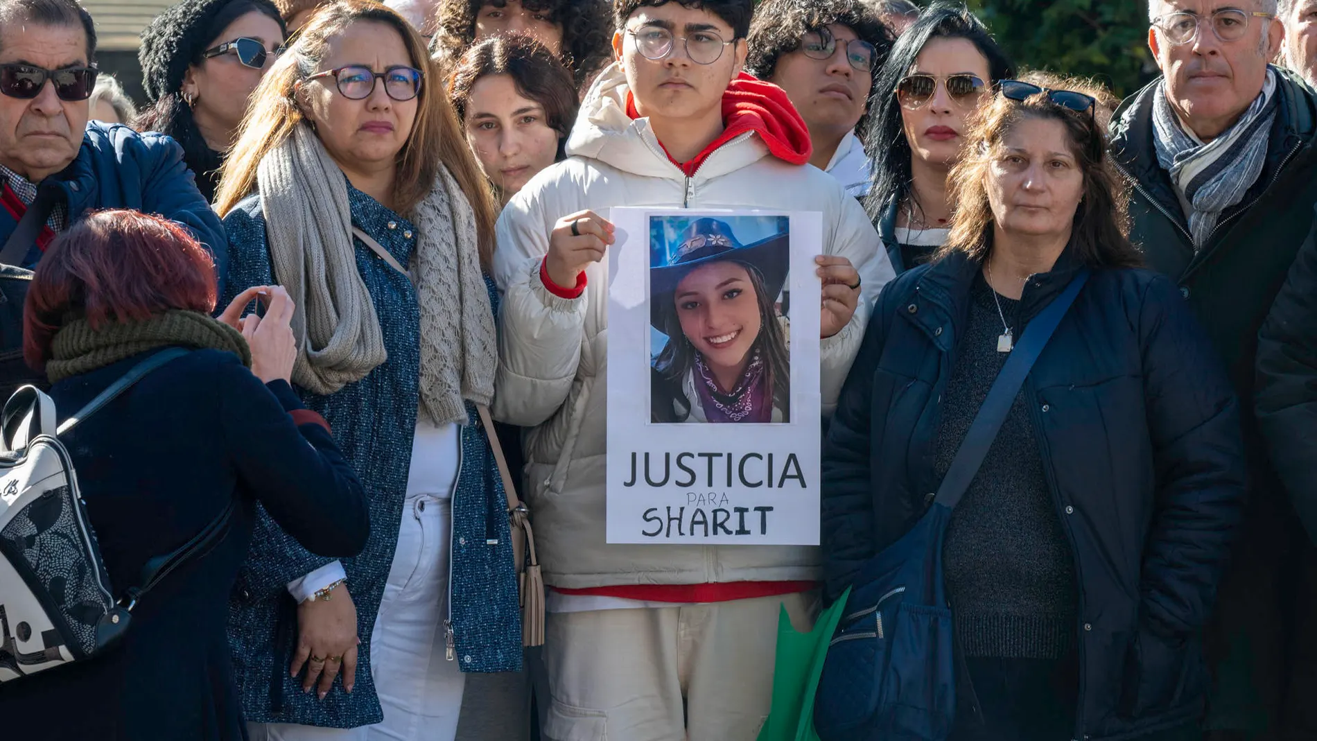 La madre de Sharit (2i), una de las dos adolescentes cuyos cuerpos sin vida aparecieron ayer en el parque de la Concordia de Jaén, junto a varios familiares durante el minuto de silencio que este lunes ha secundado el Ayuntamiento jiennense a sus puertas