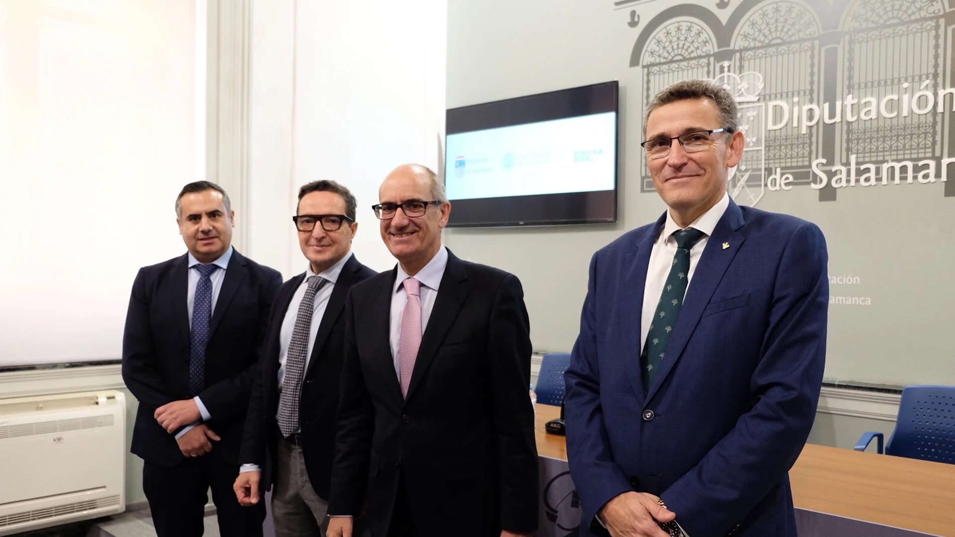 Javier Iglesias, Juan Manuel Corchado y Víctor Manuel Martín tras la firma del acuerdo