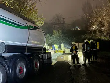 Efectivos de Bomberos del SEPA trabajando en la zona Efectivos de Bomberos del SEPA trabajando en la zona