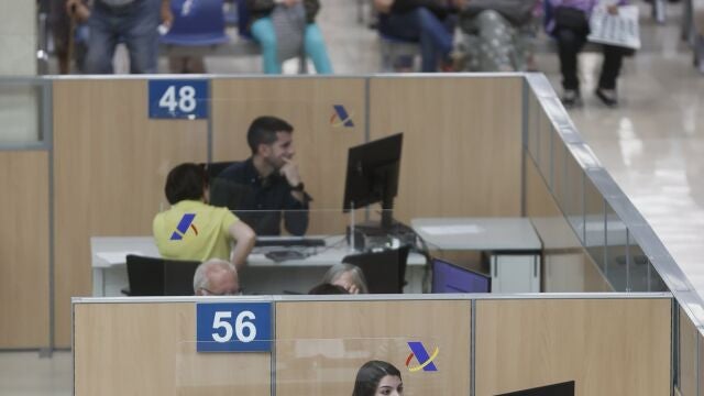 Vista de la sala de atenci&oacute;n presencial de la declaraci&oacute;n de la renta en oficinas, que comienza habiendo solicitado cita previa, de acuerdo al calendario de la Agencia Tributaria. 