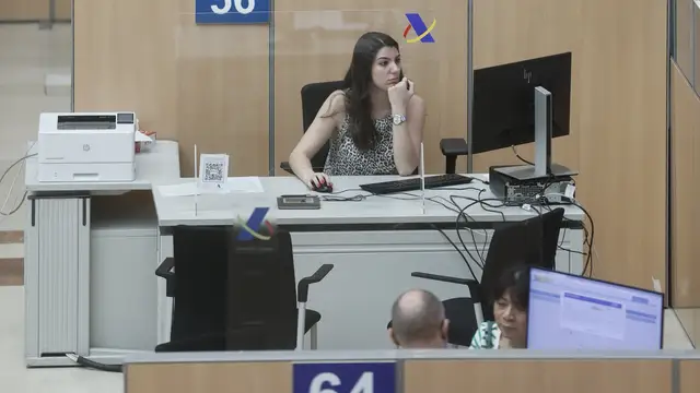 Vista de la sala de atención presencial de la declaración de la renta en oficinas, que comienza habiendo solicitado cita previa, de acuerdo al calendario de la Agencia Tributaria. Vista de la sala de atención presencial de la declaración de la renta en oficinas, que comienza habiendo solicitado cita previa, de acuerdo al calendario de la Agencia Tributaria.