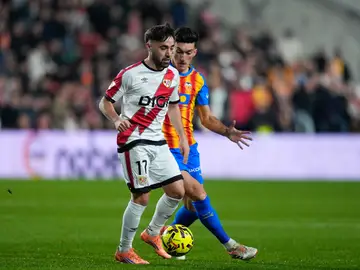 Rayo Vallecano v Valencia CF - LaLiga EA Sports Unai Lopez of Rayo Vallecano controls the ball during the Spanish League, LaLiga EA Sports, football match played between Rayo Vallecano and Valencia CF at Estadio de Vallecas on December 01, 2025, in Madrid, Spain. AFP7 01/12/2025 ONLY FOR USE IN SPAIN